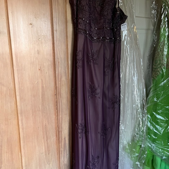 Formal dress - Picture 1 of 3